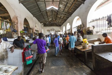 Stone Town, Zanzibar - 15 Ocak: Taze balık satıcıları sunuyoruz ve 