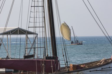 Zanzibar açık turkuaz su ahşap yelkenli (dhow) 