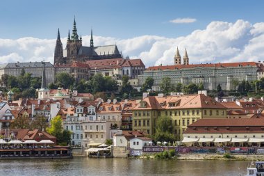 Charles Köprüsü 'nden Prag Kalesi' ne bak