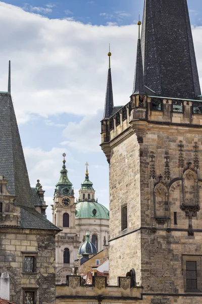 Vista del colorido casco antiguo de Praga tomada desde el puente Charles, C — Foto de Stock