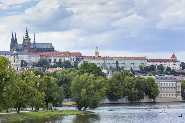 Utsikt över Prags slott från Karlsbron — Stockfoto