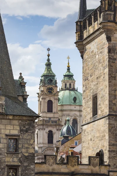 Veduta del colorato centro storico di Praga tratto dal ponte Carlo, C — Foto Stock