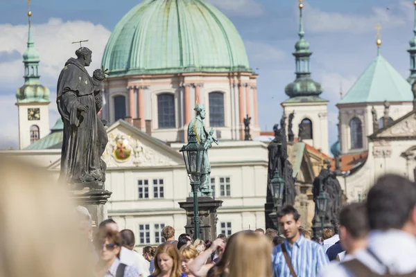 PRAGA, REPÚBLICA CHECA 19 DE SEPTIEMBRE: Puente de Carlos en Praga, t —  Fotos de Stock