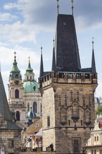 Veduta del colorato centro storico di Praga tratto dal ponte Carlo, C — Foto Stock