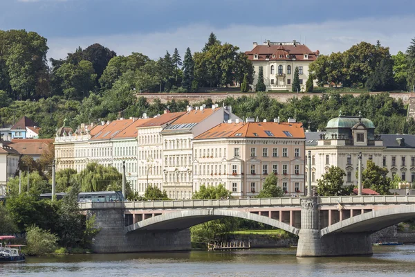 Uitzicht op het kasteel van Praag vanaf de Karelsbrug — Stockfoto