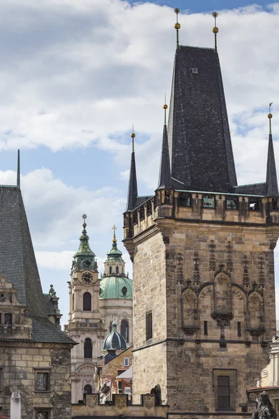 Prag'daki Charles Köprüsünden, C alınan renkli eski şehrin görünümü — Stok fotoğraf