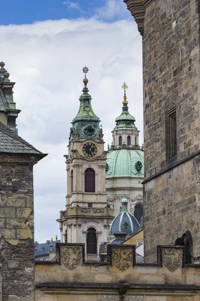 Prag'daki Charles Köprüsünden, C alınan renkli eski şehrin görünümü — Stok fotoğraf