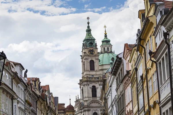 Veduta del colorato centro storico di Praga tratto dal ponte Carlo, C — Foto Stock