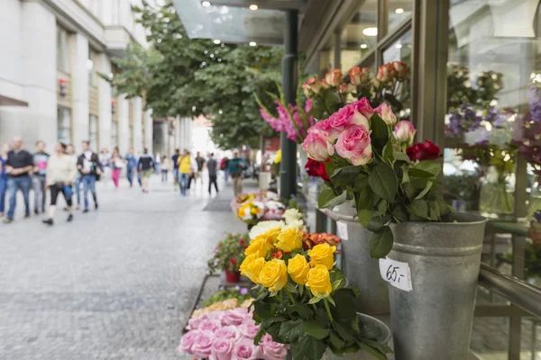 Soporte de flores en el centro de Praga — Foto de Stock