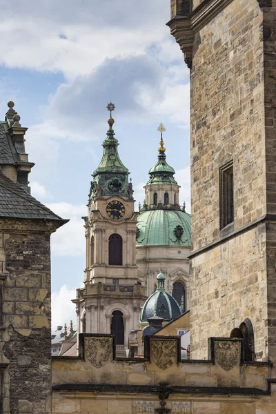 Prag'daki Charles Köprüsünden, C alınan renkli eski şehrin görünümü — Stok fotoğraf