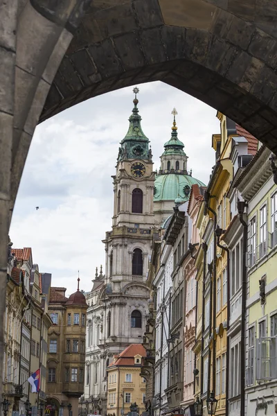 Mening van kleurrijke oude stad in Praag genomen van Charles bridge, C — Stockfoto