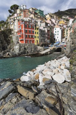 Panoraması Riomaggiore ve renkli binaları, çarpıcı Cinque T