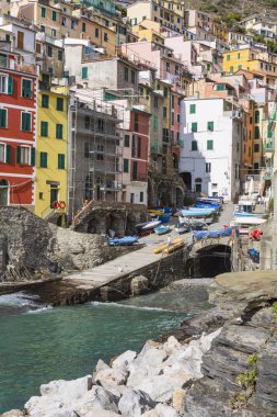 Riomaggiore balıkçı köyü dramatik bir rüzgarlı havalarda. Rioma