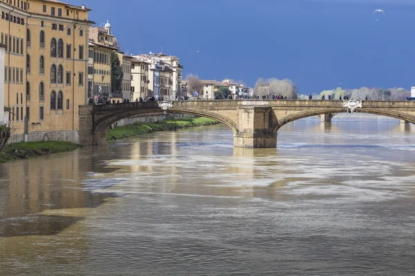 Florence, İtalya - Mart 07: Ponte Santa Trinita köprüden — Stok fotoğraf