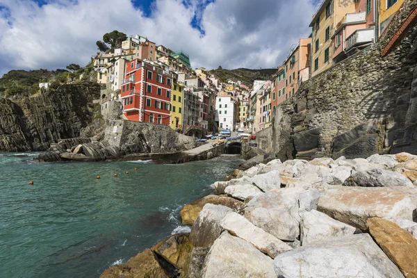Panorama z Riomaggiore i wspaniałe kolorowe budynki, Cinque T — Zdjęcie stockowe