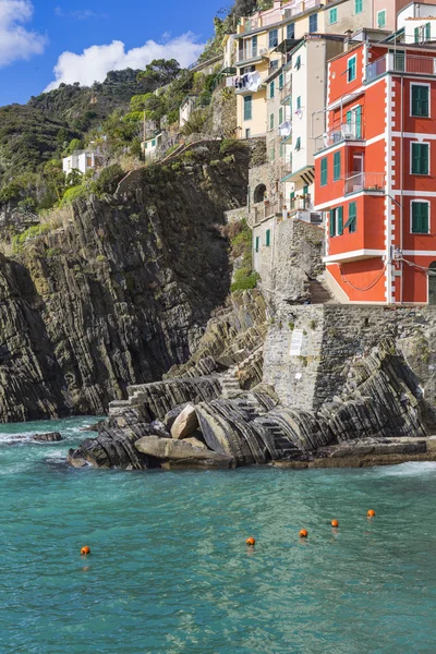 Riomaggiore pueblo de pescadores en un clima ventoso dramático. Rioma — Foto de Stock