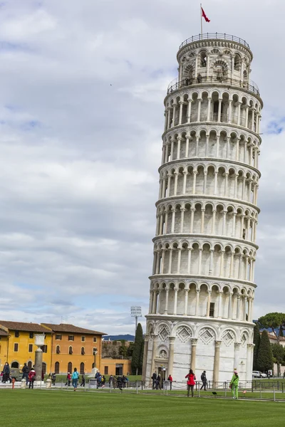 PIZA, ITÁLIA - 10 DE MARÇO DE 2016: Vista da torre inclinada e da Basi — Fotografia de Stock