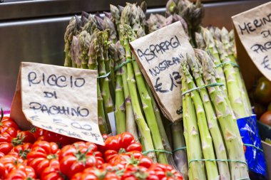 Akdeniz piyasasındaki yeşil kuşkonmaz standı, Bologna, İtalya.