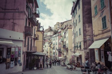 Riomaggiore, İtalya - 05 Mart, 2016: insanlar üzerinde stree
