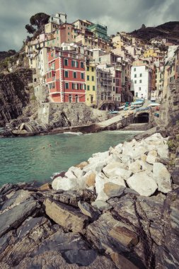 Riomaggiore, İtalya - 05 Mart, 2016: güzel sahil köyü 