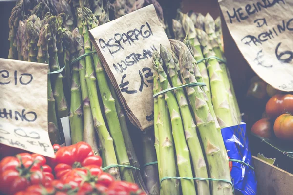 Grön sparris på Medelhavet marknaden står, Bologna, Italien. — Stockfoto