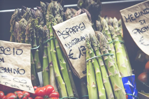 Green asparagus on mediterranean market stand, Bologna, Italy. — Stock Photo, Image
