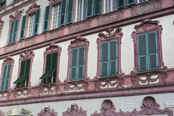 Nice fachadas casa mediterrânea com cores diferentes — Fotografia de Stock