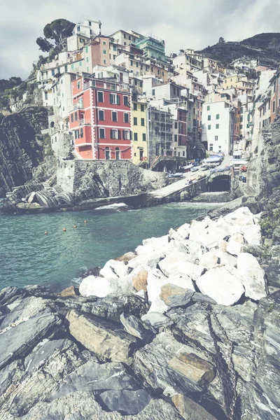 RIOMAGGIORE, ITALIA - 05 MARZO 2016: Bellissimo borgo balneare — Foto Stock