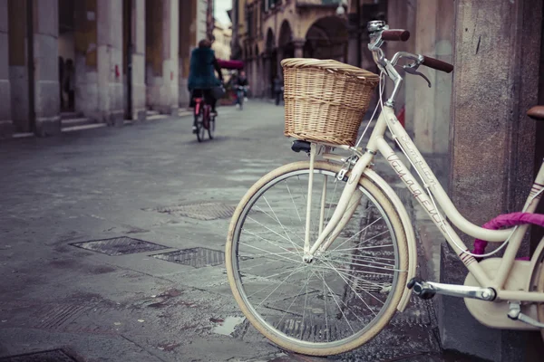 PISA, ITALIA - 10 DE MARZO DE 2016: Ciudad Vieja vintage y bicicleta . — Foto de Stock