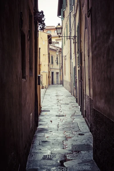 PISA, ITÁLIA - 10 DE MARÇO DE 2016: Pessoas visitam a Cidade Velha de Pisa, Ita — Fotografia de Stock