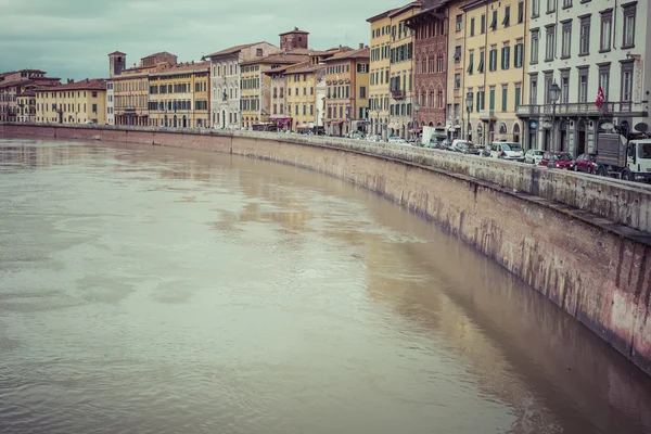 Pisa, Itálie - 10 březen 2016: Řeky Arno plovoucí prostřednictvím me — Stock fotografie