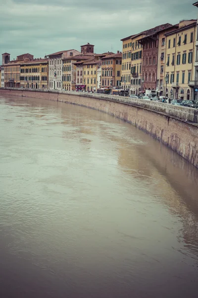 Pisa, Italien - den 10 mars, 2016: Floden Arno flytande genom mig — Stockfoto