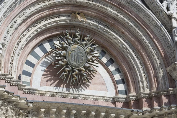 Sienas katedral, tillägnad antagandet av den välsignade Virg — Stockfoto