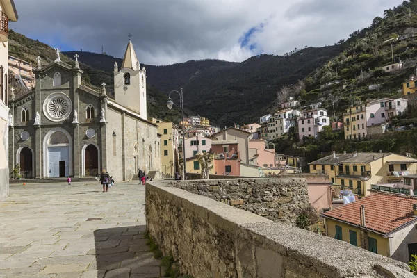 Villaggio Riomaggiore in Italia. Riomaggiore è uno dei cinque famosi — Foto Stock