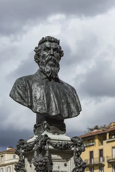 Busta z benvenuto cellini na ponte vecchio ve Florencii, ital — Stock fotografie