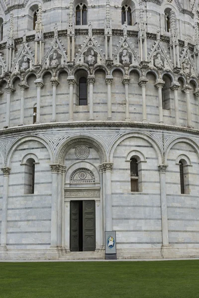 Widok na krzywą wieżę i bazyliki, Piazza dei miracoli, Pis — Zdjęcie stockowe
