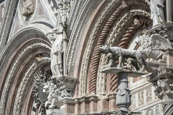 Sienas katedral, tillägnad antagandet av den välsignade Virg — Stockfoto