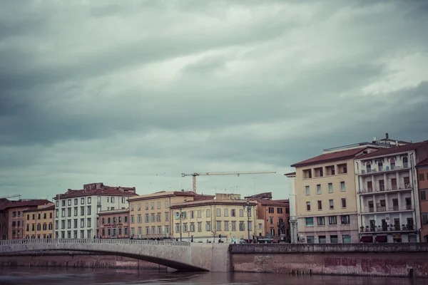 PISA, ITALY - MARCH 10, 2016: River Arno floating through the me — Stock Photo, Image