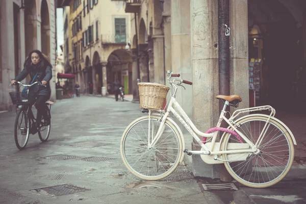 피사, 이탈리아-3 월 10 일, 2016: 오래 된 도시 빈티지와 자전거. — 스톡 사진