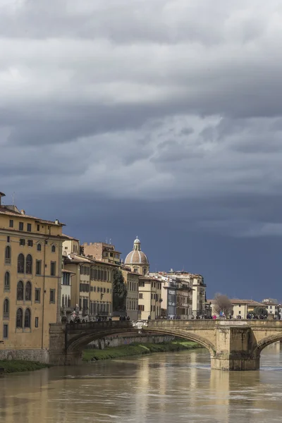 FLORENCIA, ITALIA - 07 DE MARZO: Puente Santa Trinita sobre el — Foto de Stock