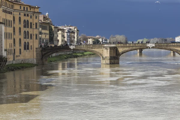 FLORENÇA, ITÁLIA - MARÇO 07: Ponte Santa Trinita — Fotografia de Stock