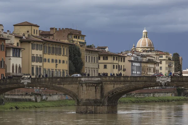 Florence, İtalya - Mart 07: Ponte Santa Trinita köprüden — Stok fotoğraf