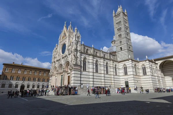 SIENA, ITALIA - 10 DE MARZO DE 2016: Catedral de Santa Maria Assunta en — Foto de Stock