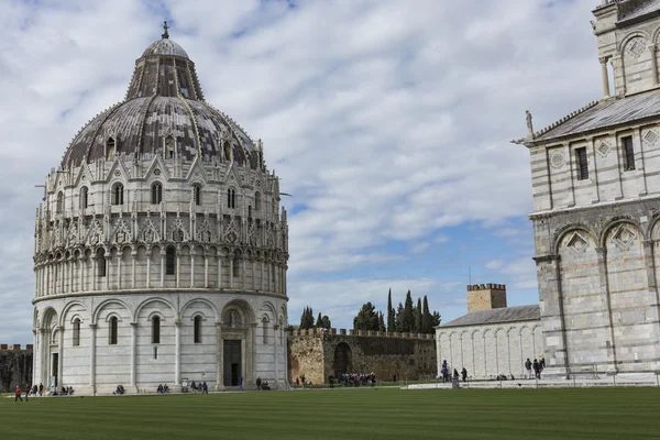 Piza, İtalya - 10 Mart, 2016: görünüm, eğilerek Kulesi ve Basi