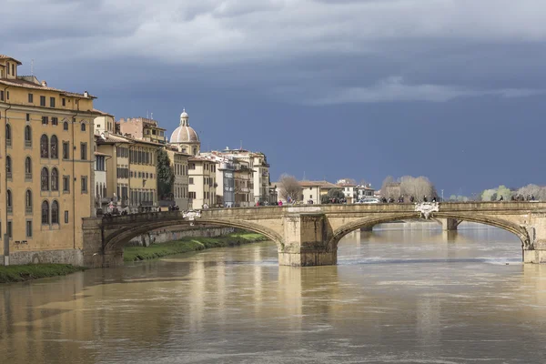 FLORENÇA, ITÁLIA - MARÇO 07: Ponte Santa Trinita — Fotografia de Stock