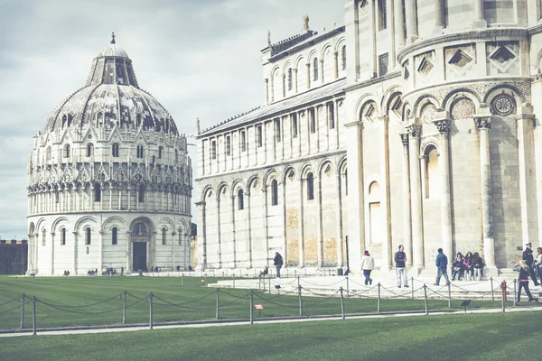 PIZA, ITALY - 10 MARCH, 2016: View of Leaning tower and the Basi — Stock Photo, Image