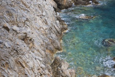 güzel masmavi deniz ve kayalar Yunanistan