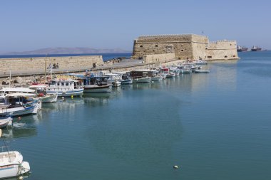Balıkçı tekneleri limanda Heraklion, Girit Adası, Yunanistan