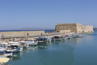 Balıkçı tekneleri limanda Heraklion, Girit Adası, Yunanistan
