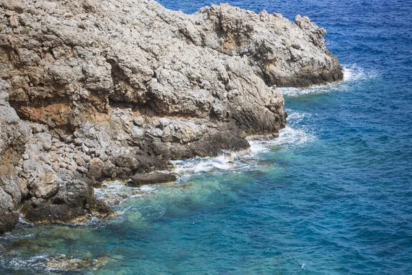 Belle mer et rochers bleu profond en Grèce — Photo